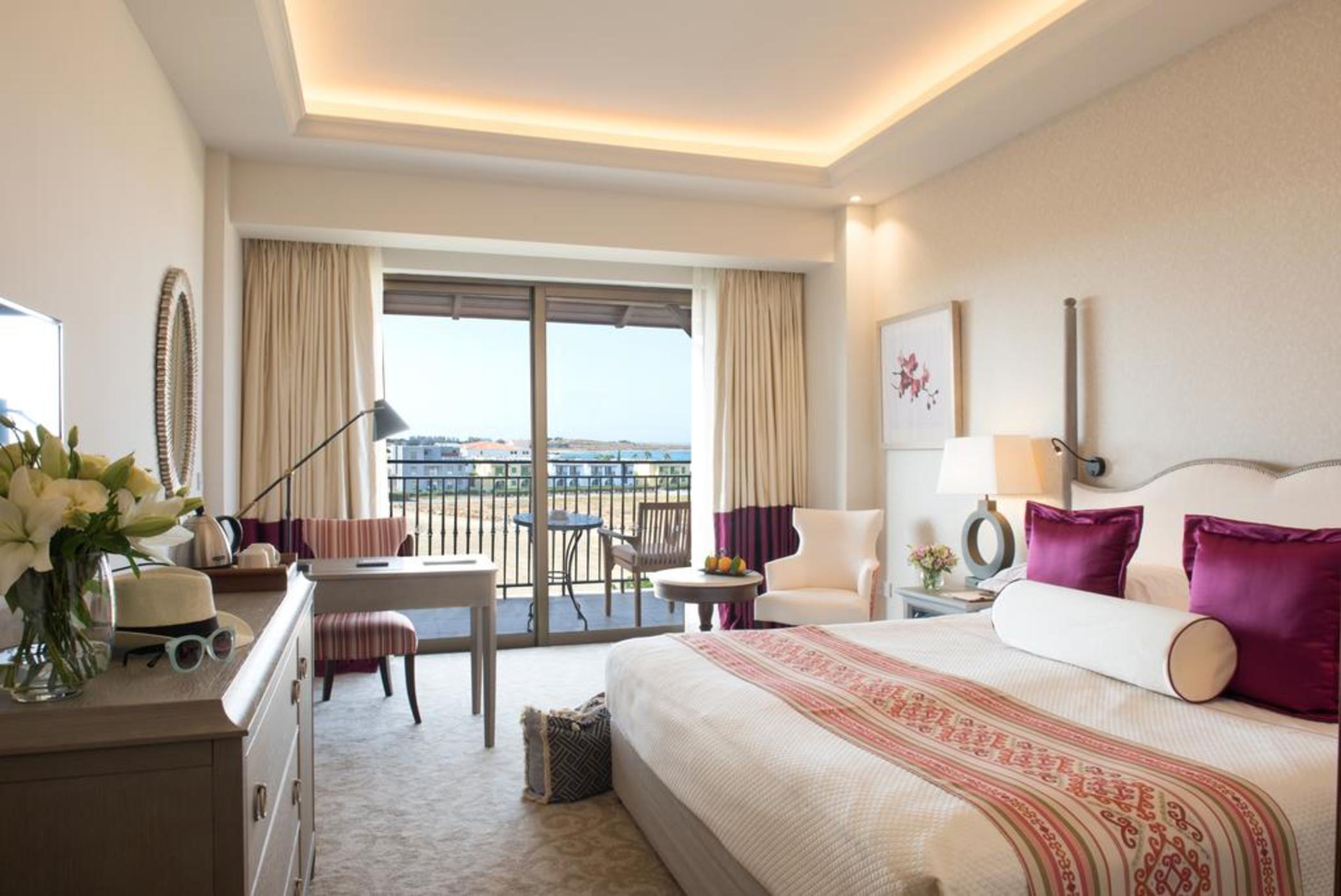 Deluxe, Double or Twin Bed, Lateral Side Sea View