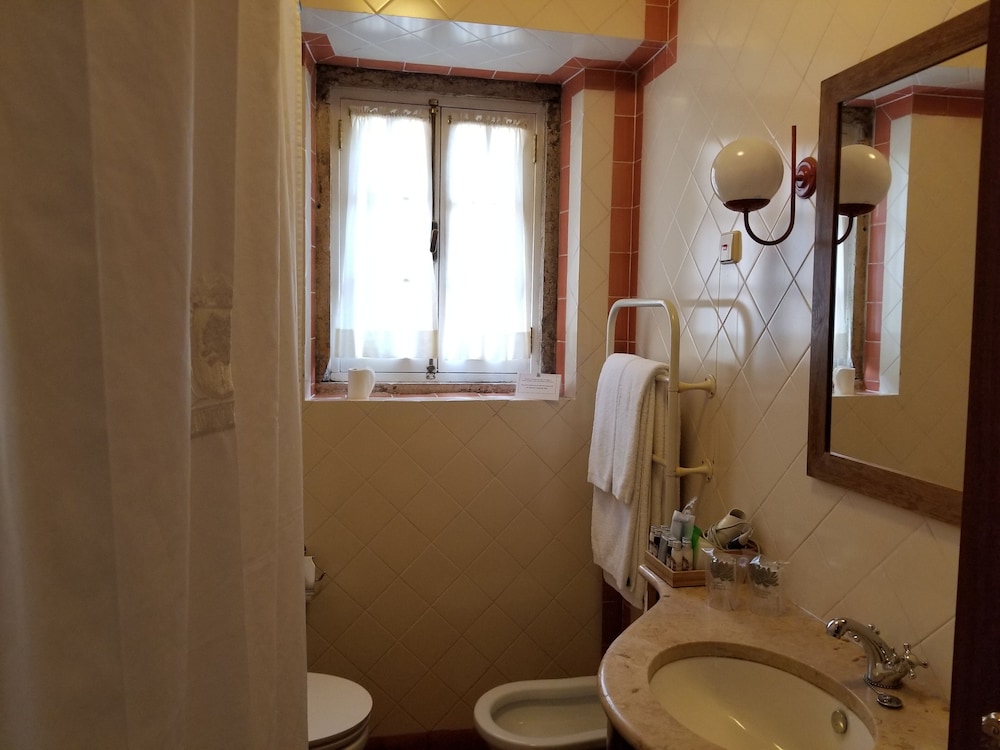 Lawrences Hotel 49/66