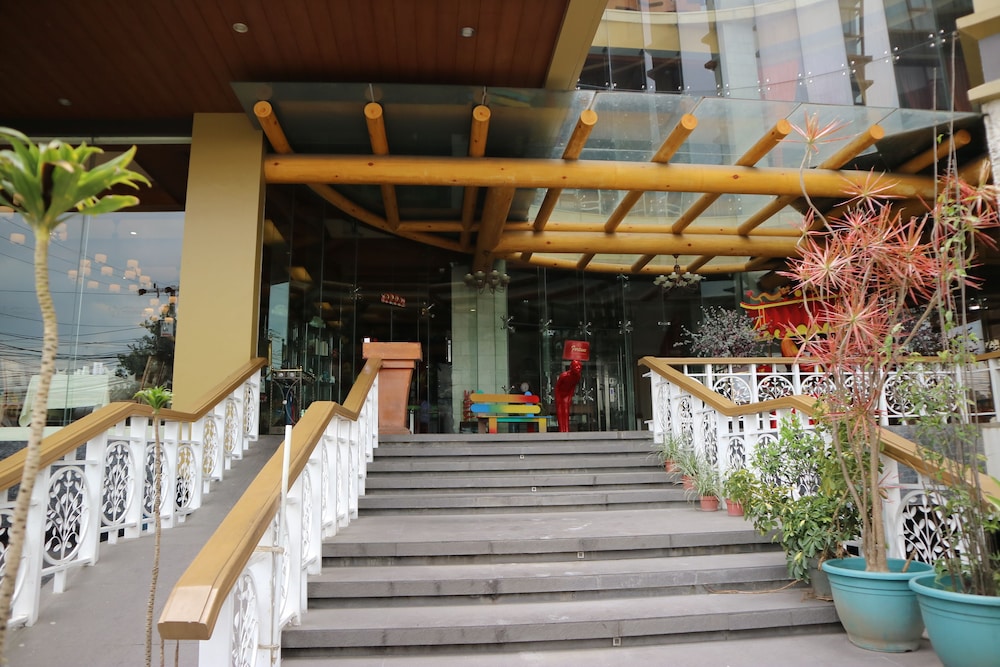 Paragon Hotel And Suites 7/50
