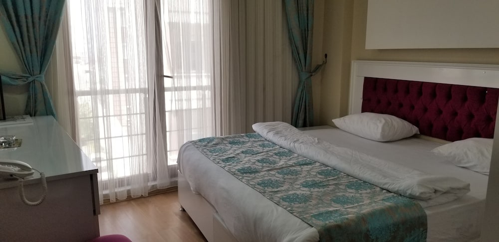 ROOM, SINGLE