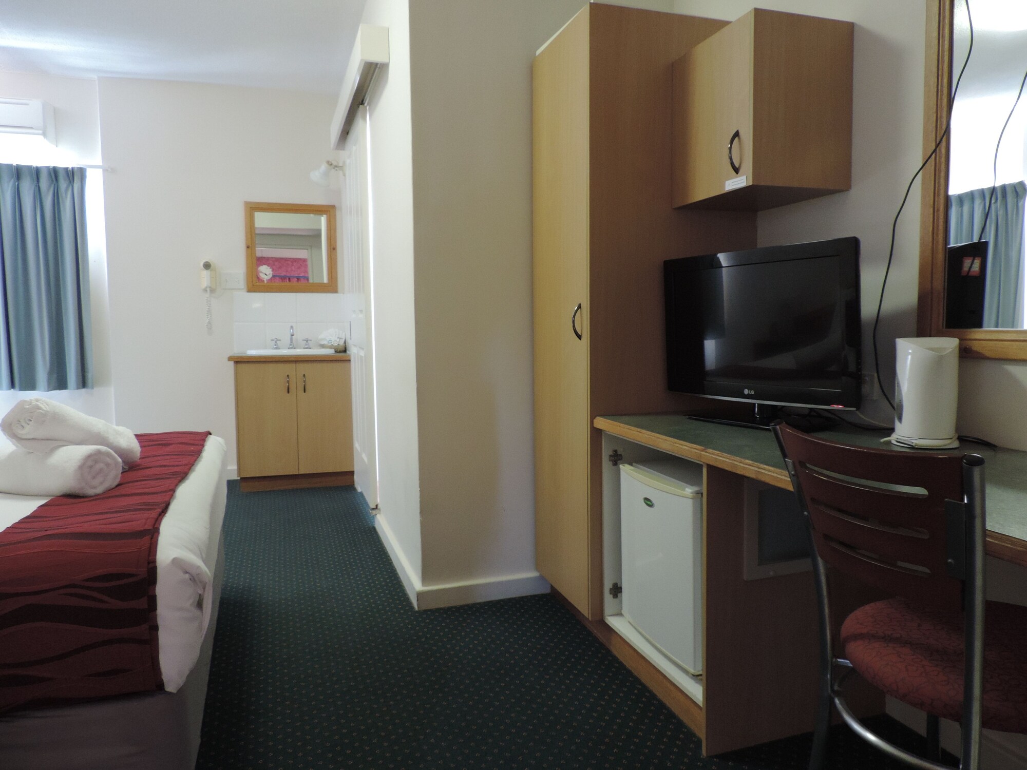 Motel, Deluxe, 1 Queen and 1 Single Bed، O'SHEA'S ROYAL HOTEL 3/5