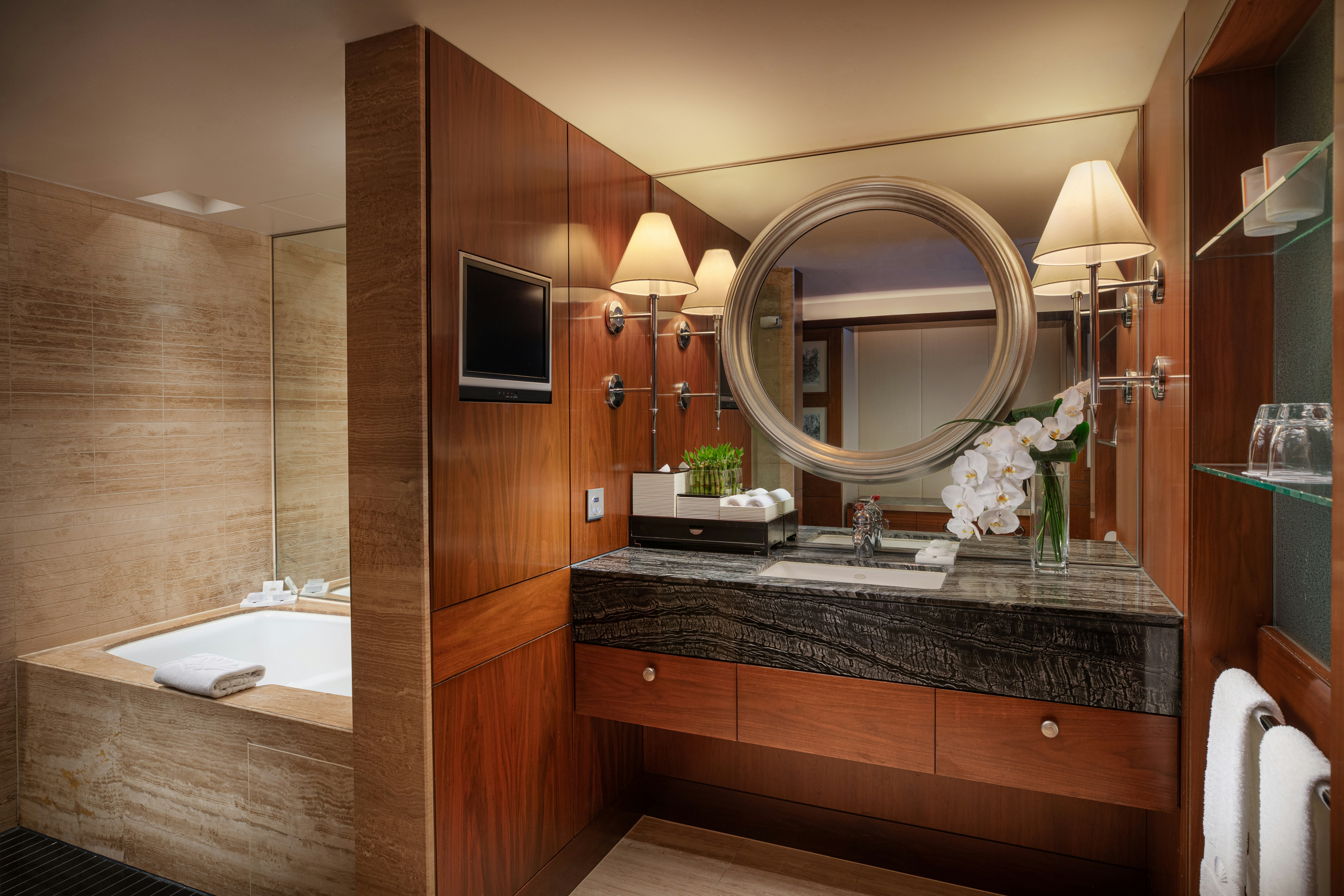 غرفة بسريرين منفصلين بإطلالة على المدينة، Mandarin Oriental Hong Kong 4/5