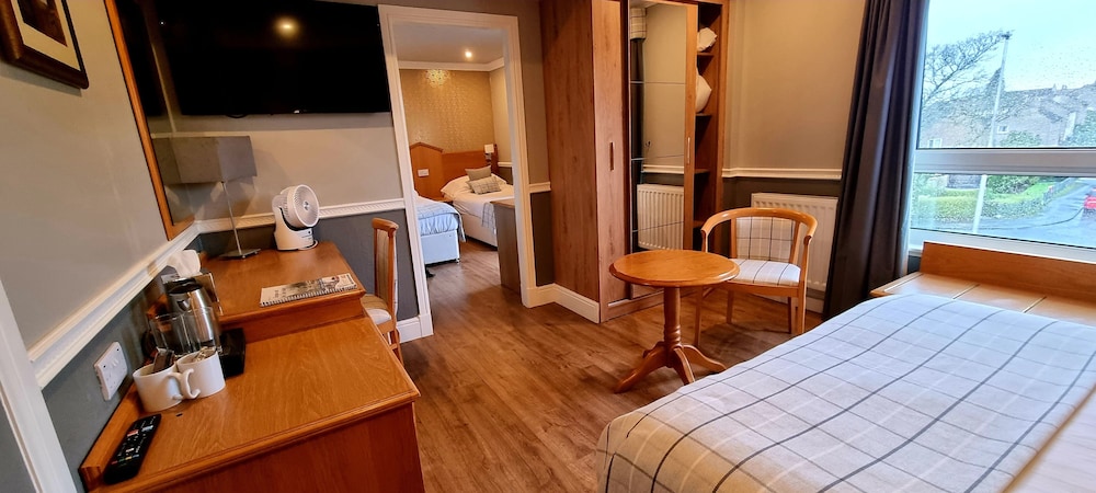 Gleniffer Hotel 17/24