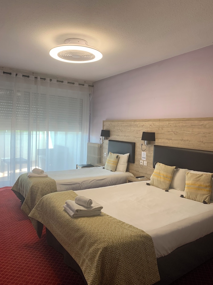 غرفة ثلاثية بسرير مزدوج وسرير فردي، Brit Hotel Bleu Nuit 5/5