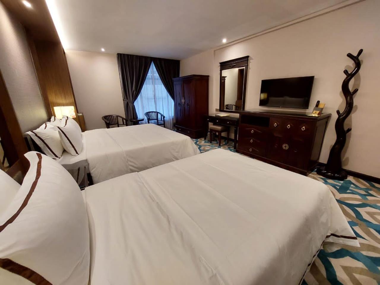 CHRISTEE SUITES 8/37