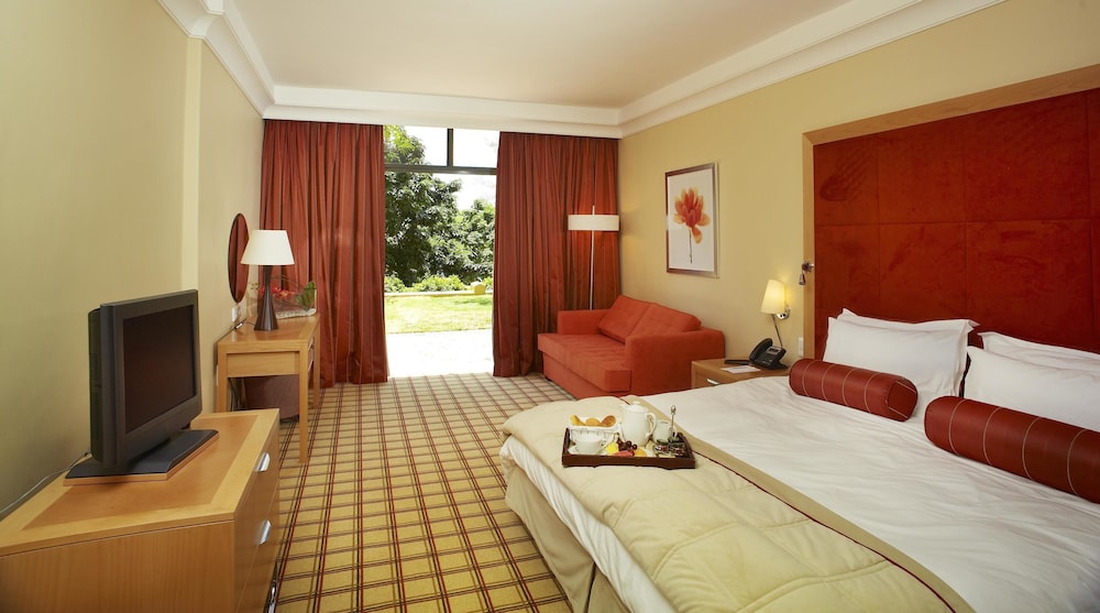 Sun City Hotel 5/50