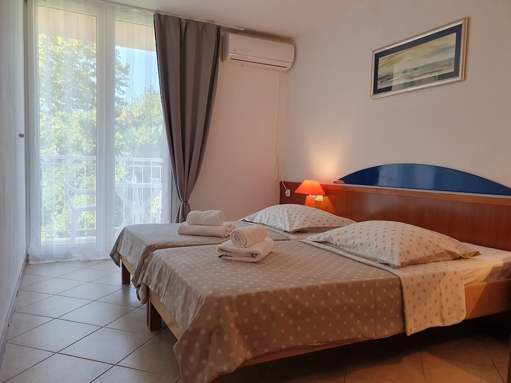 BRZET HOTEL OMIS 13/50