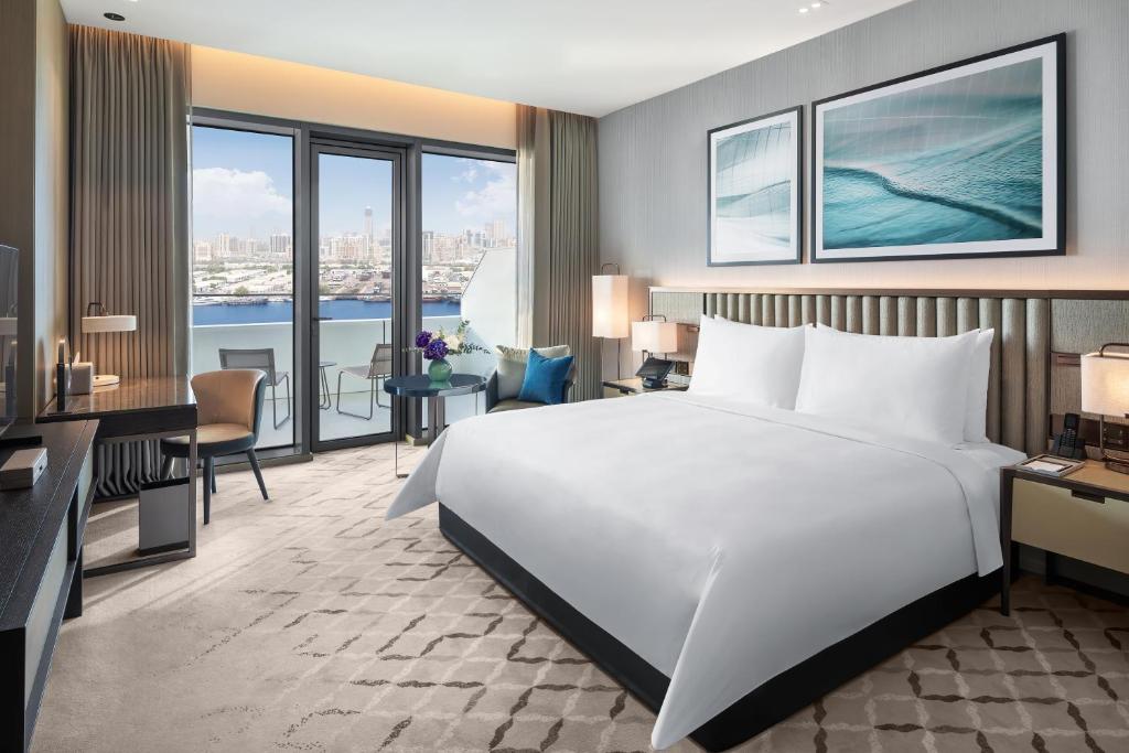 Premium 3B with Skyline View in Address Harbor Point 6/41