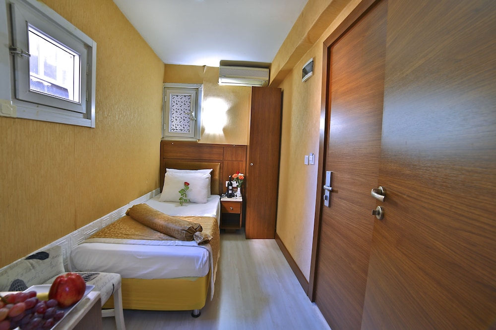 ROOM, SINGLE