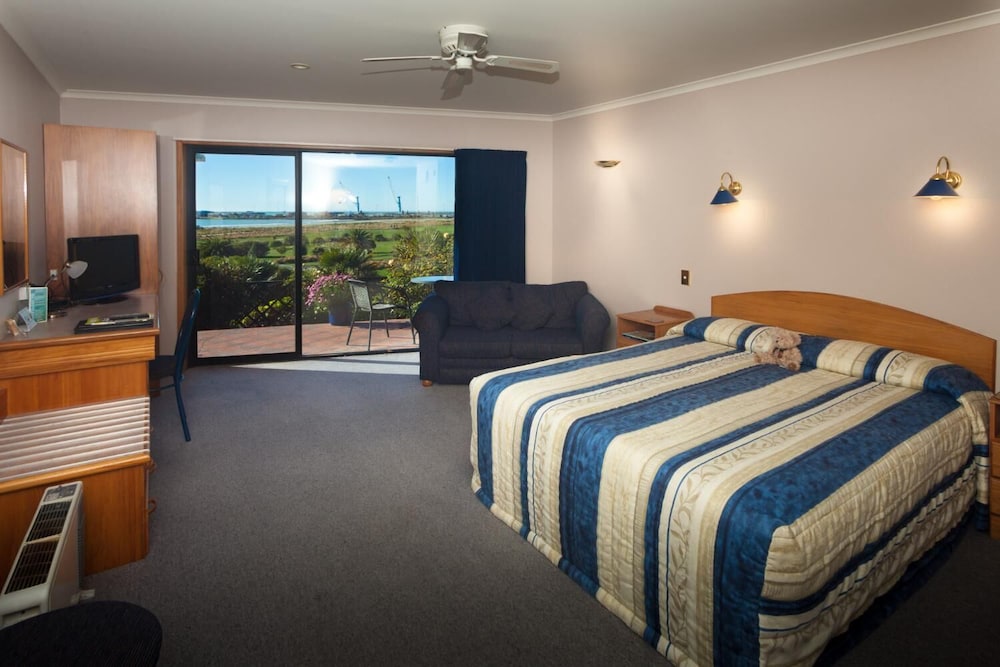 Baywatch Motor Lodge 12/50