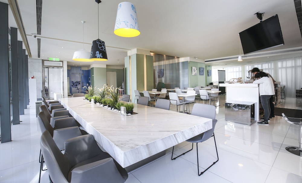 Ambience Hotel 48/58