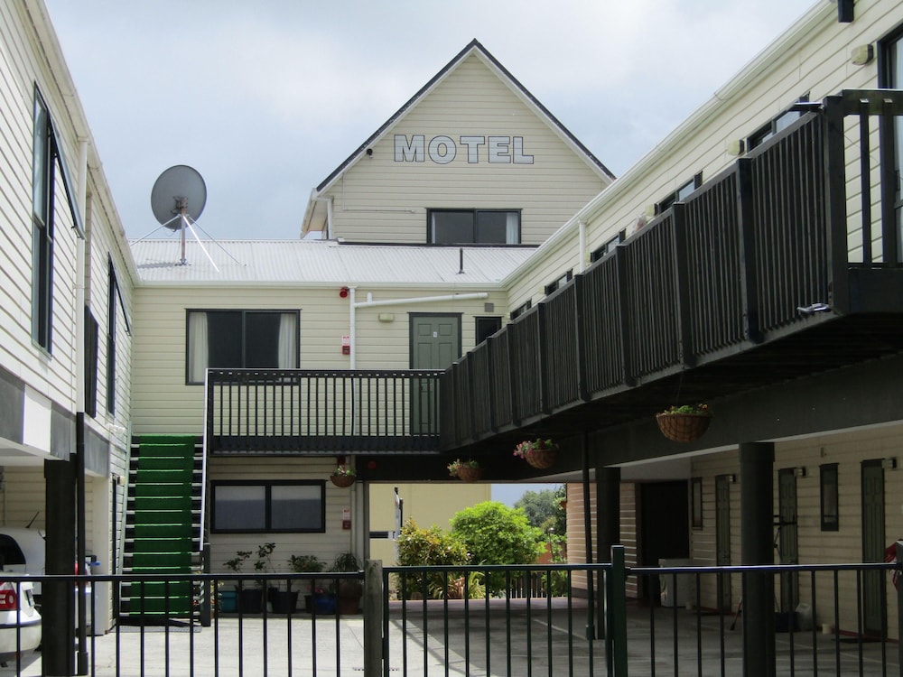 Pohutu Lodge Motel 4/48