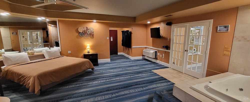 Beach, Suite, King Bed, Hot Tub, with Pool