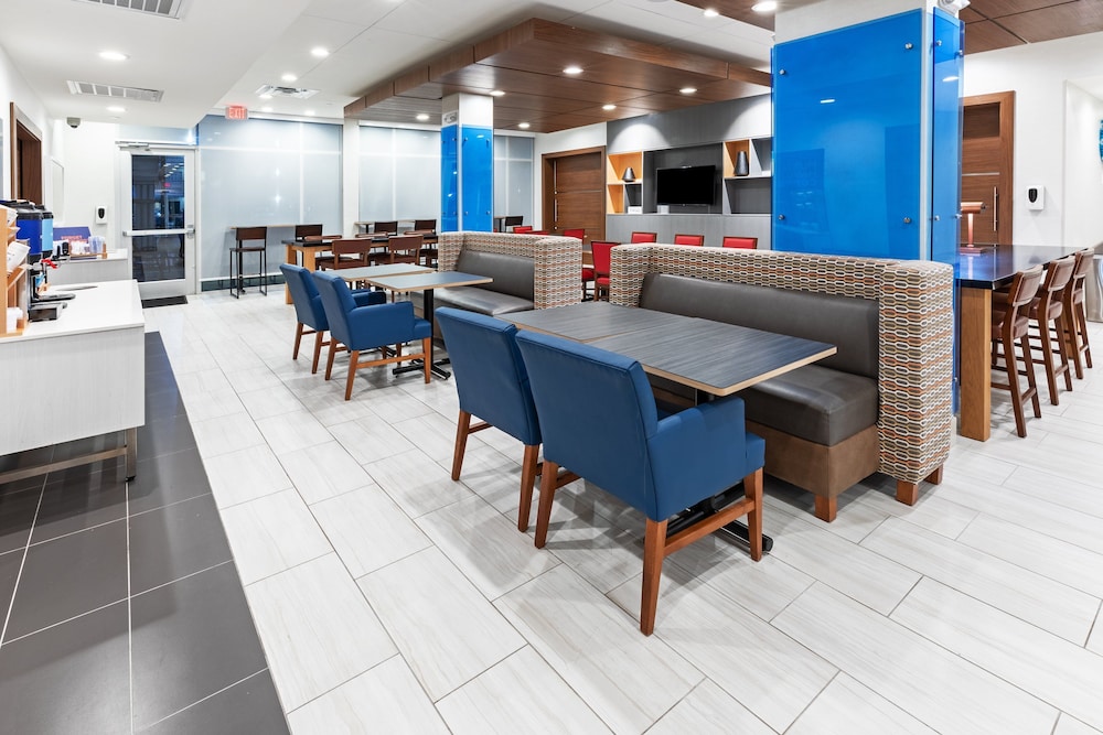 Holiday Inn Express Suites Stafford Nw Sugar Land An Ihg Hotel 45/56