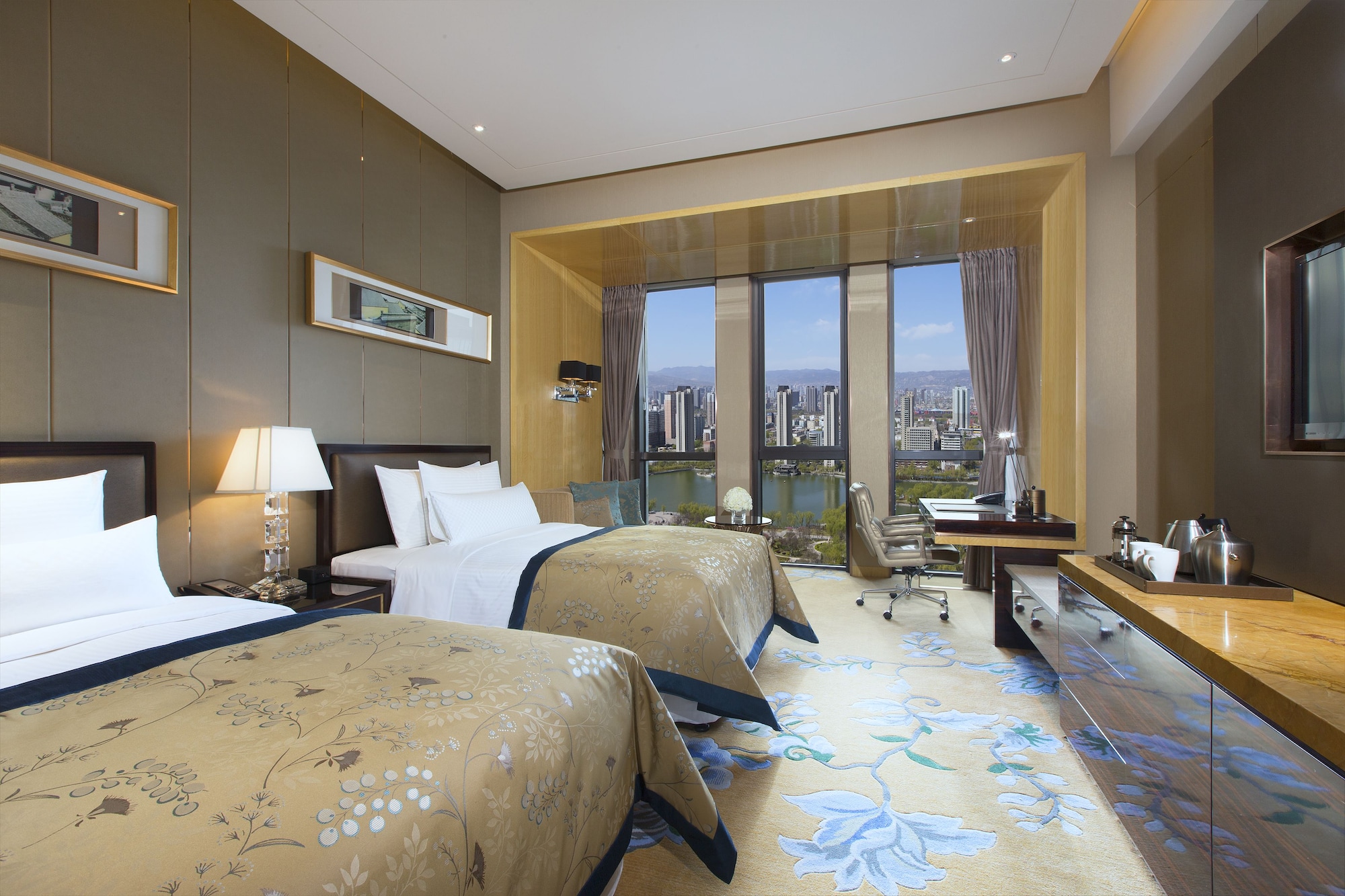 DELUXE, TWIN BEDS