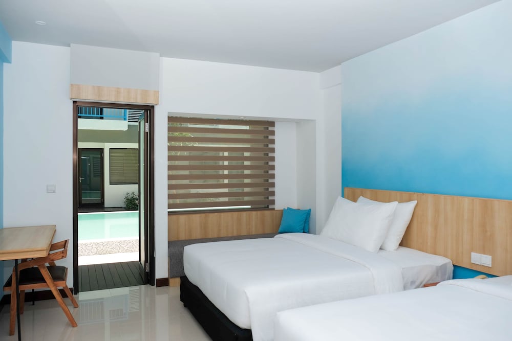 DELUXE, TWIN BEDS, POOL ACCESS