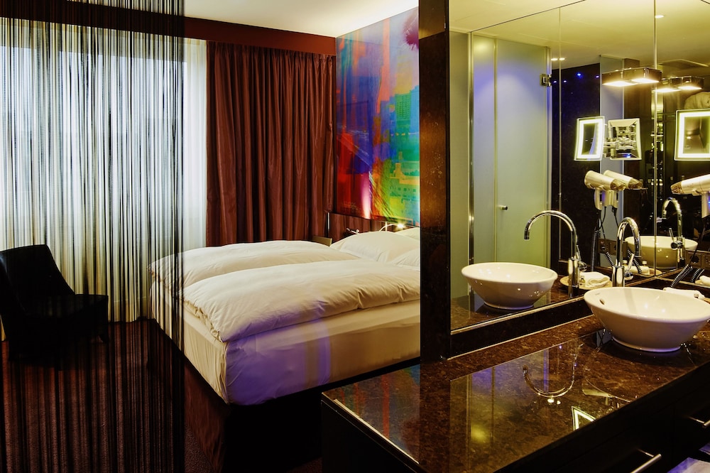 Savoy Hotel 8/33