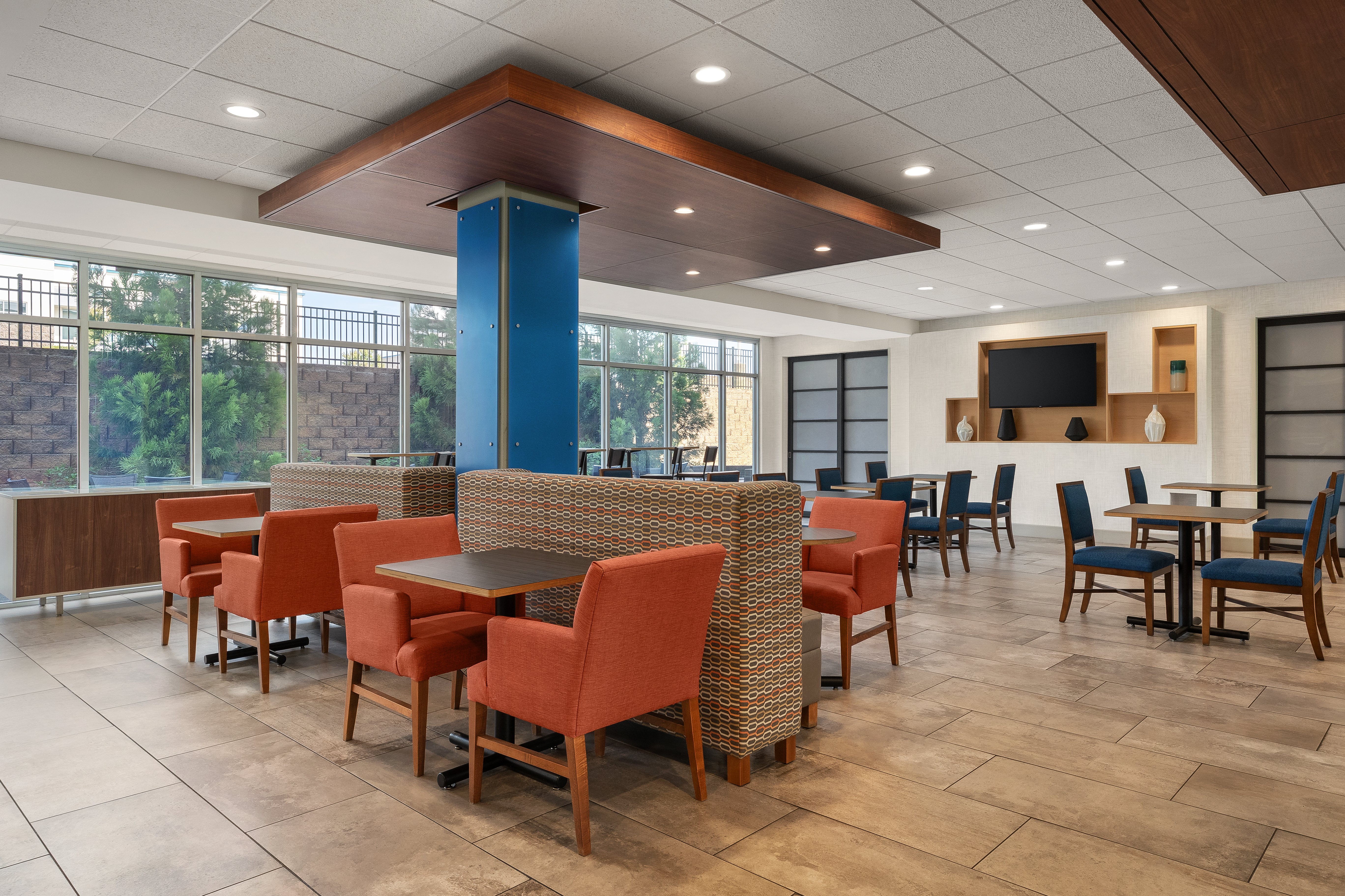 Holiday Inn Express Suites Staunton 52/75