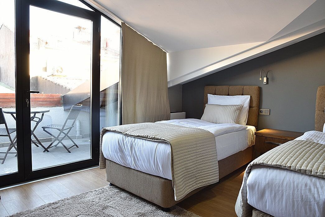 ECONOMY, DOUBLE OR TWIN BED, BALCONY