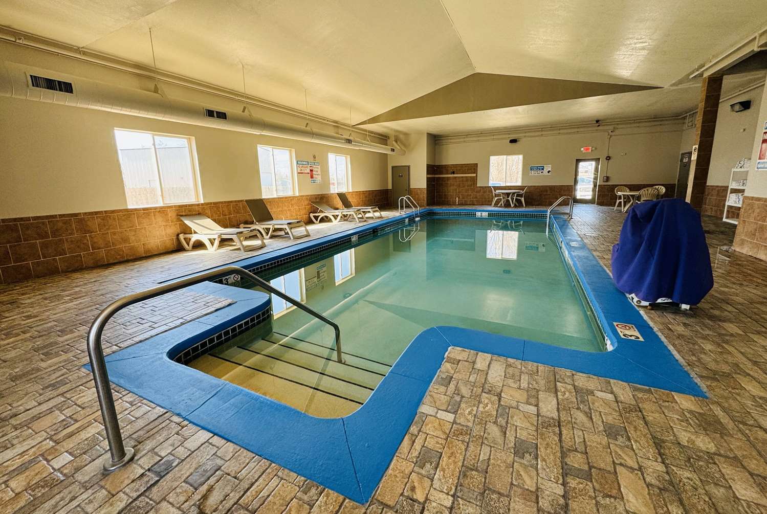 Days Inn & Suites By Wyndham Cedar Rapids 12/27