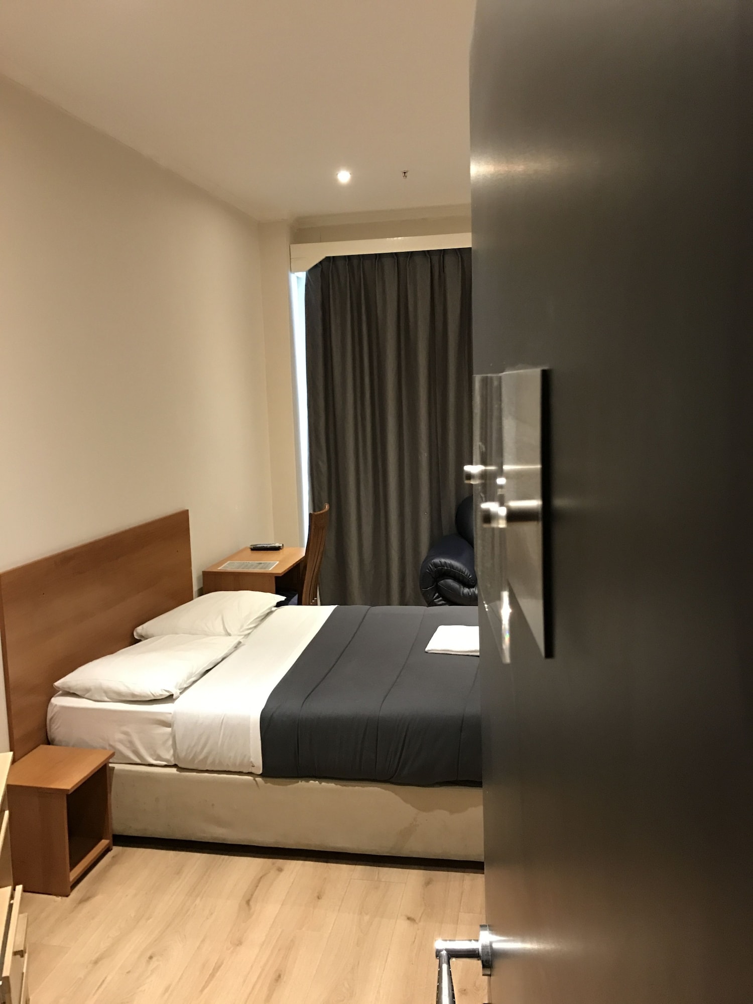 ROOM, DOUBLE BED