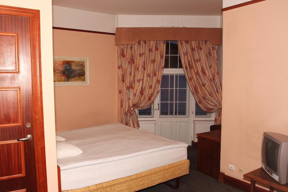Victoria Hotel 16/49