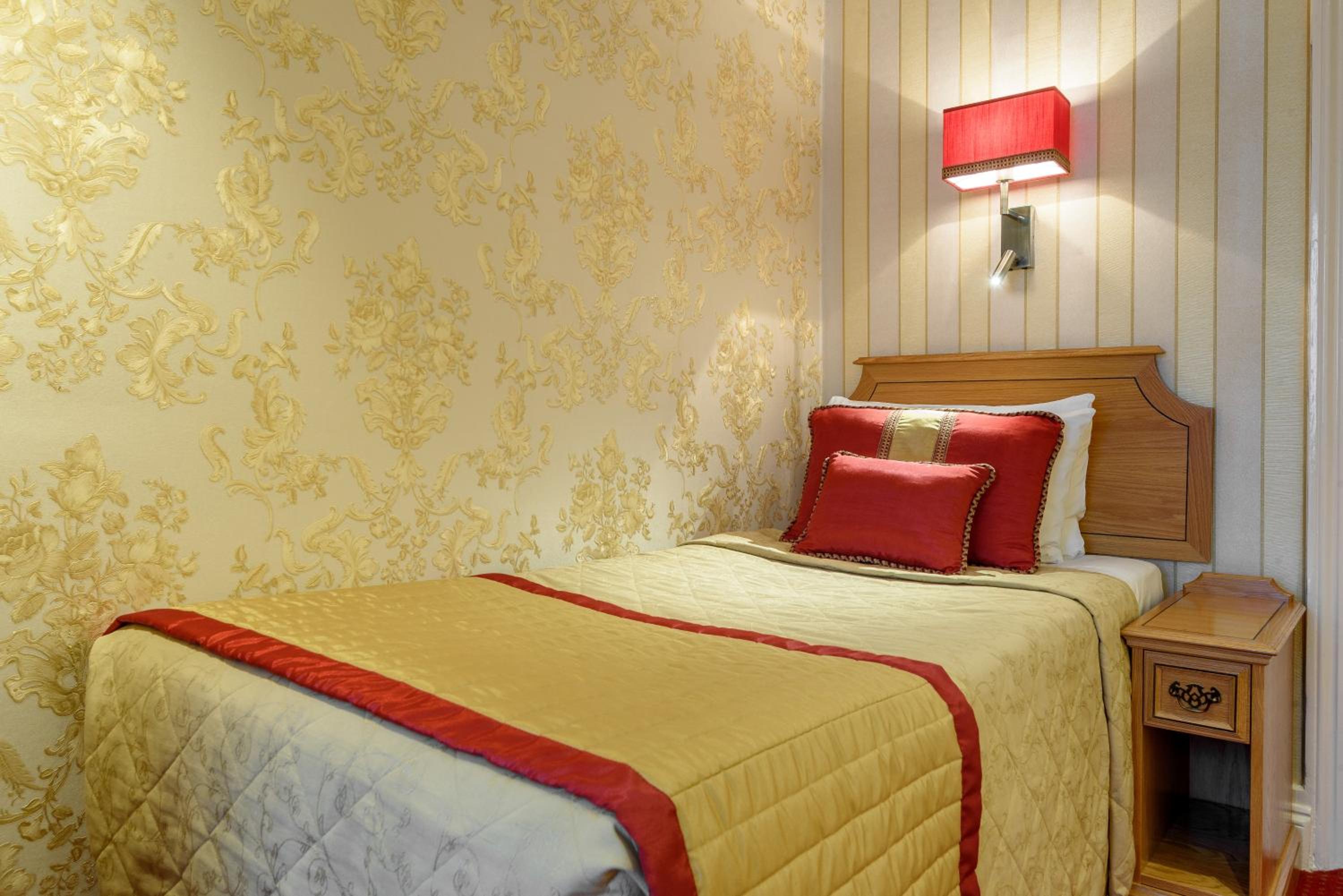 ECONOMY, SINGLE, SHARED BATHROOM