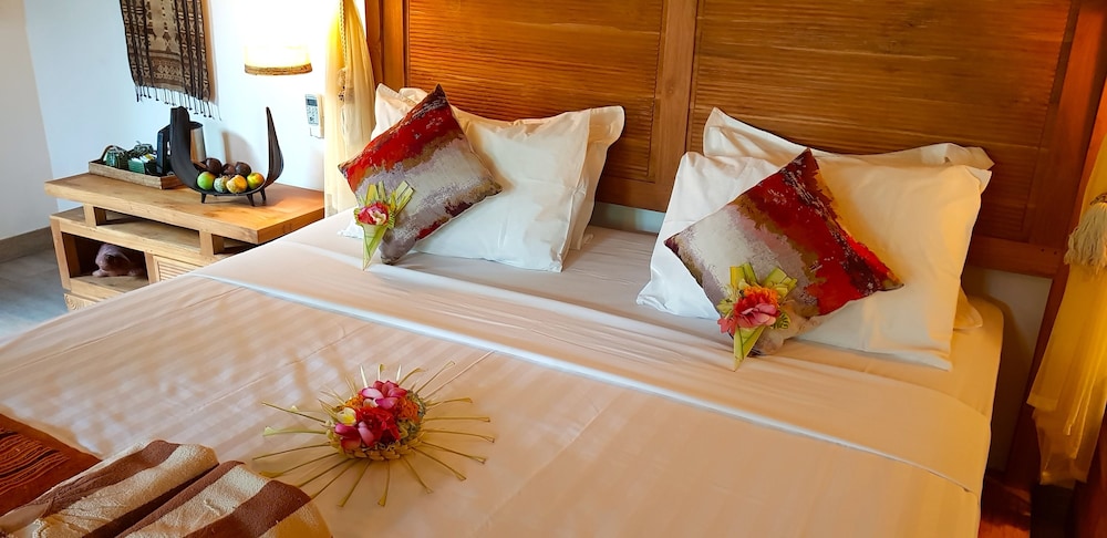 كوخ ديلوكس بسرير كينج بإطلالة على الحديقة، Puri Dajuma Beach Eco Resort & Spa 3/7