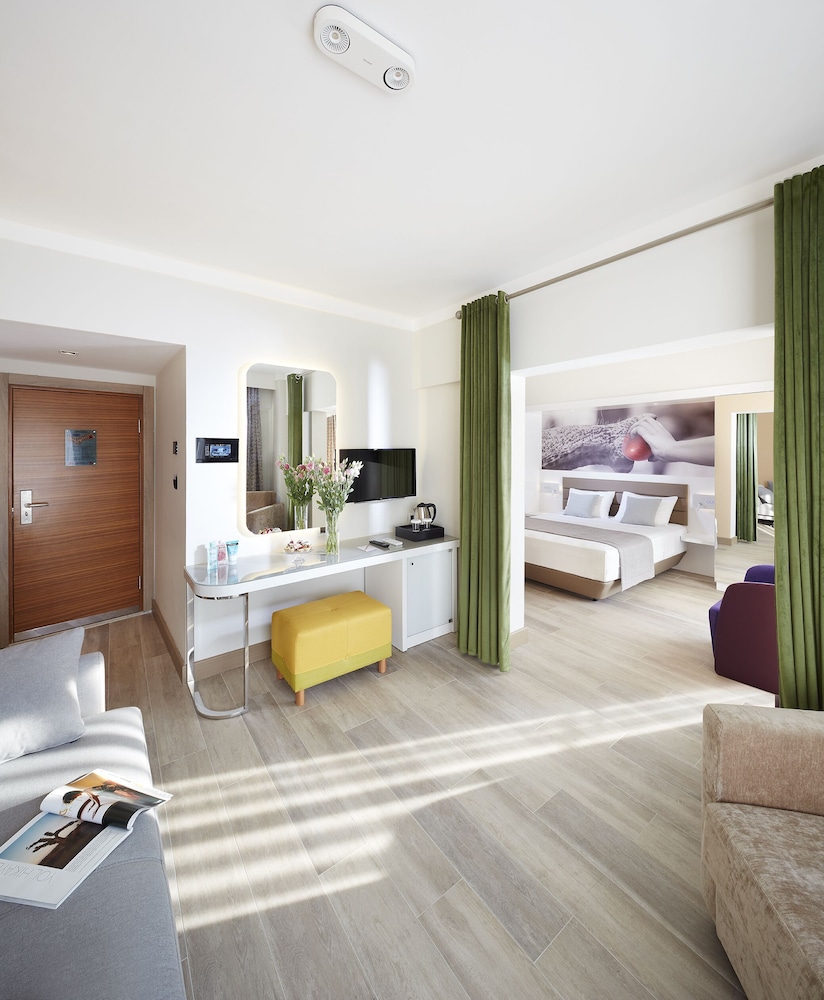 Lalila Blue Suites 38/73