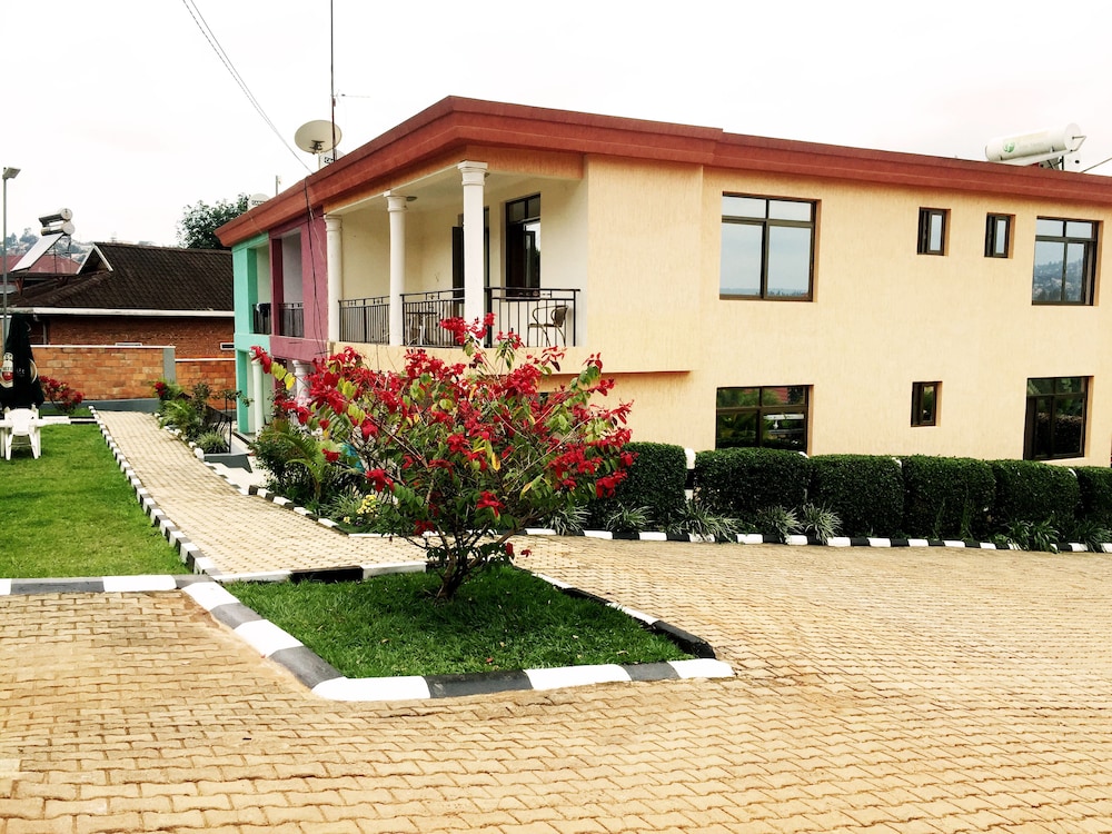 Romalo Guesthouse 20/24