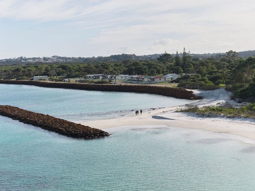 Acclaim Rose Gardens Beachside Holiday Park 44/50