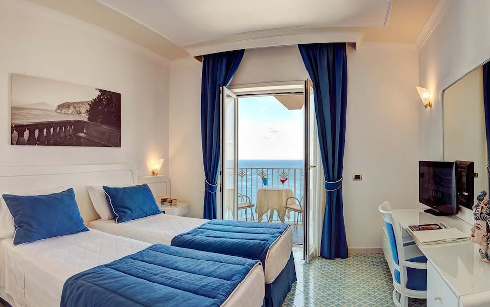 PREMIUM, PARTIAL SEA VIEW