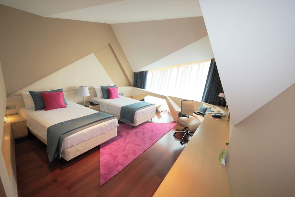 SUPERIOR, TWIN BEDS, AIRPORT VIEW