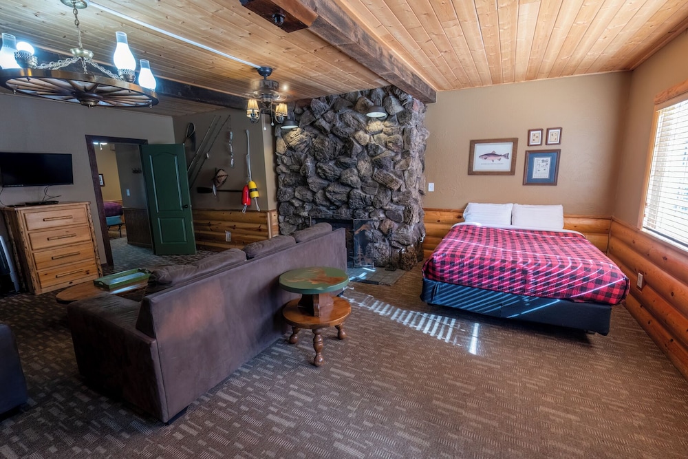 Shaver Lake Village Hotel 30/50