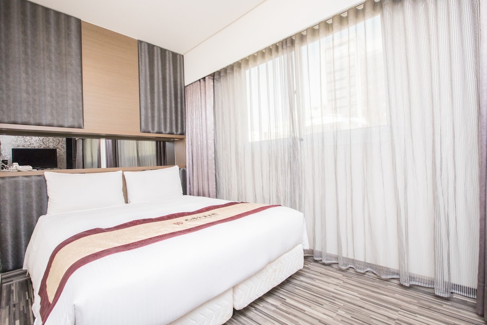 Harmonious Hotel 26/48