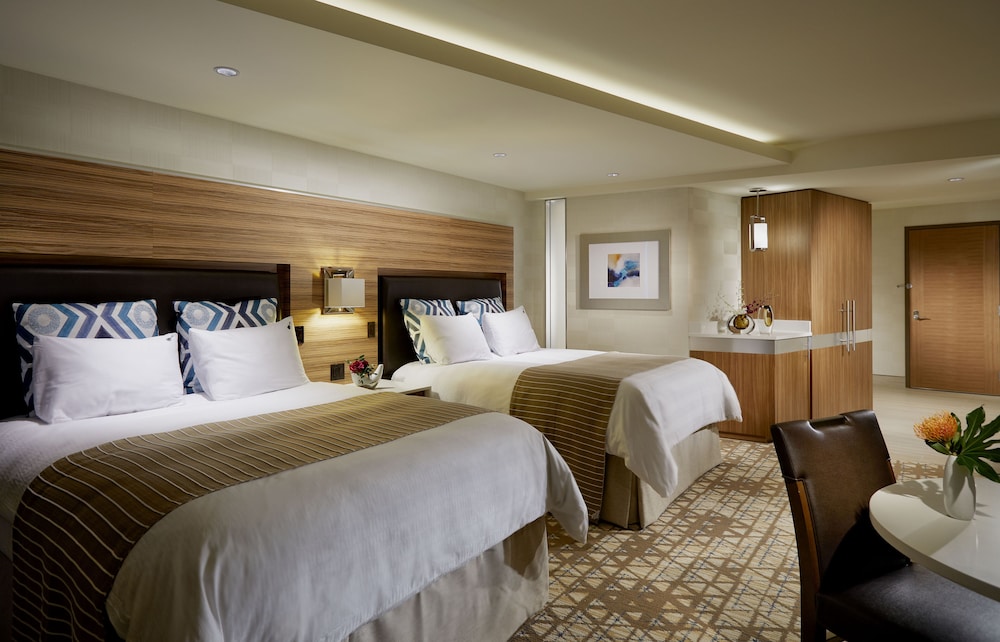 DELUXE, 2 QUEEN BEDS, EAST TOWER, SMOKING
