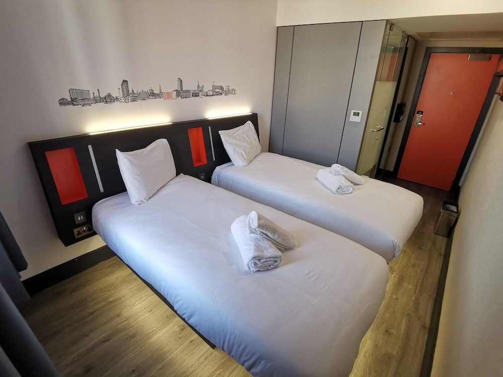 Standard, Twin Beds, No Window
