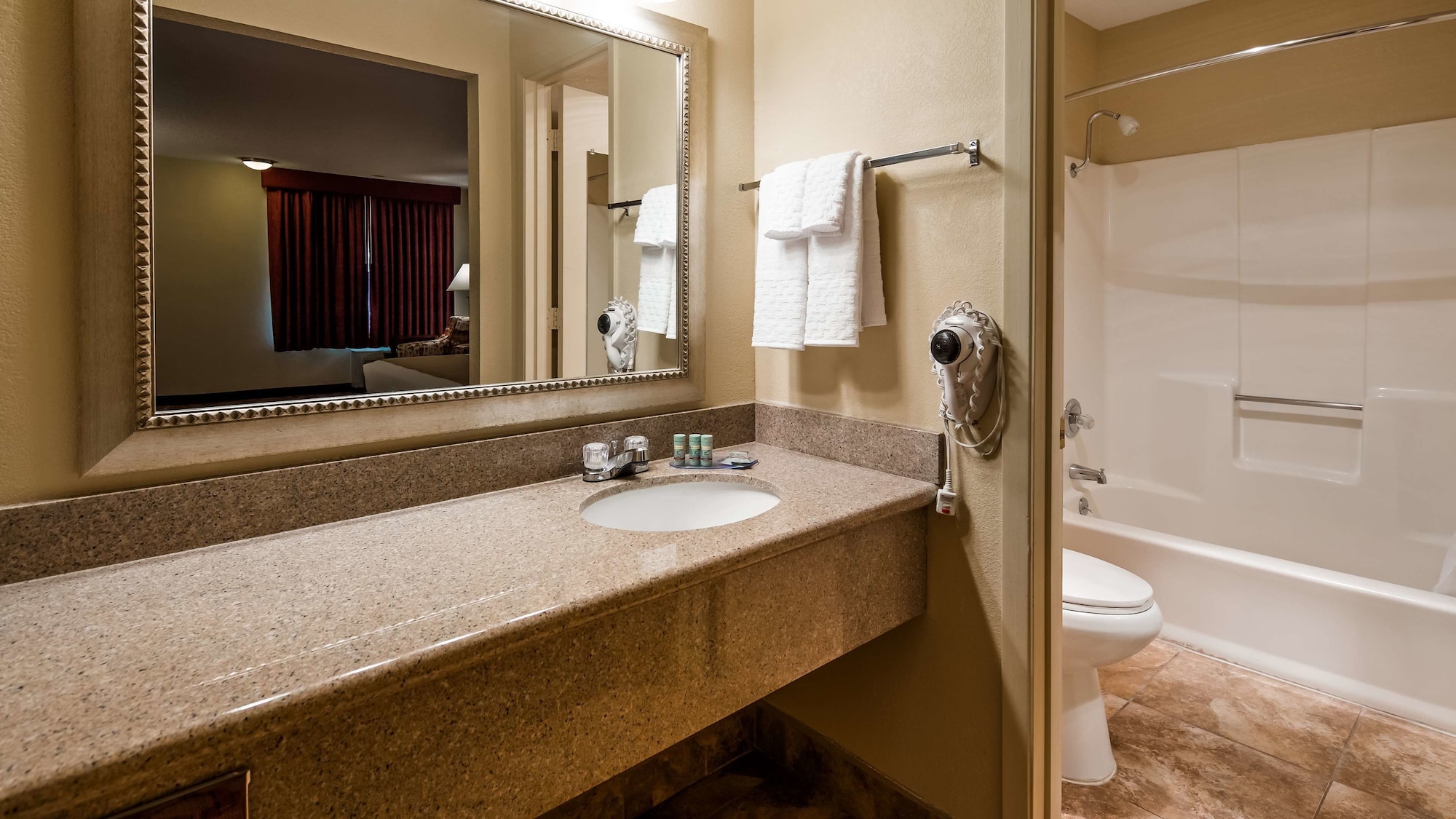 غرفة قياسية كبيرة بسريرين كوين بإطلالة على الفناء، Best Western Pine Springs Inn 9/10