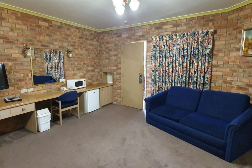 PINES COUNTRY CLUB MOTOR INN 24/31