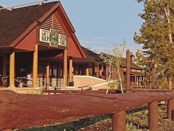 Old Faithful Snow Lodge & Cabins 35/37