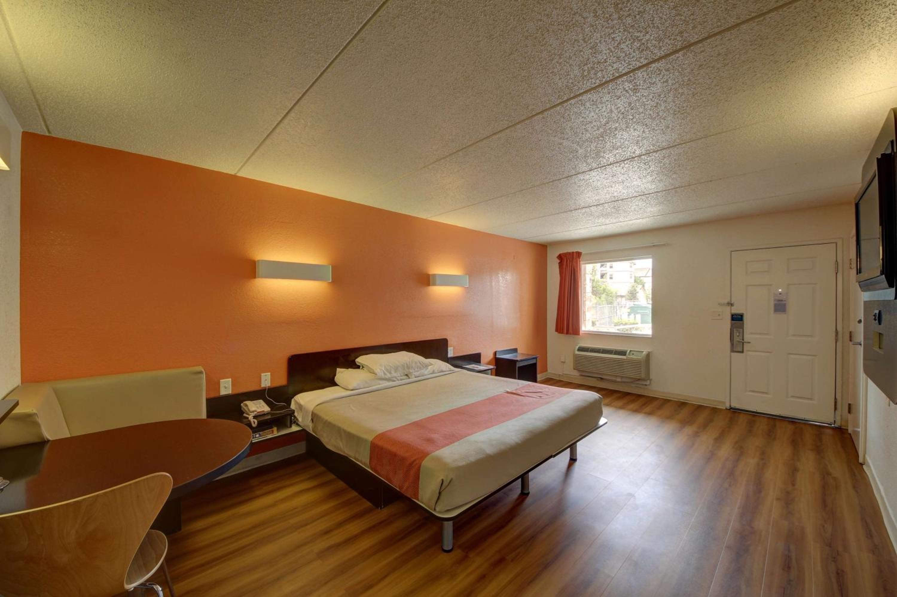 ROOM, KING BED