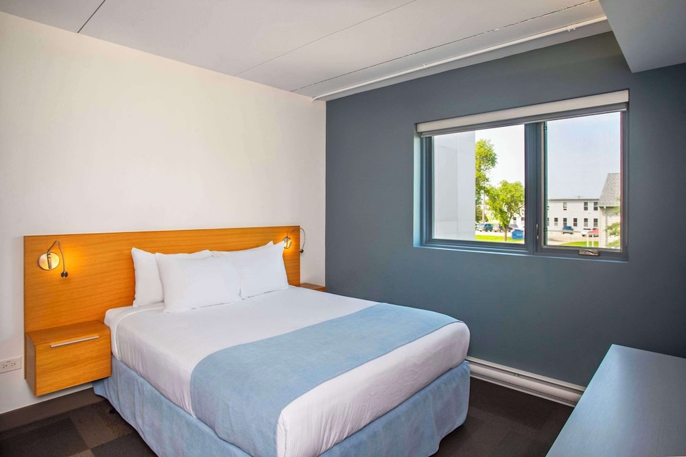 Efficiency, Suite, Queen Bed