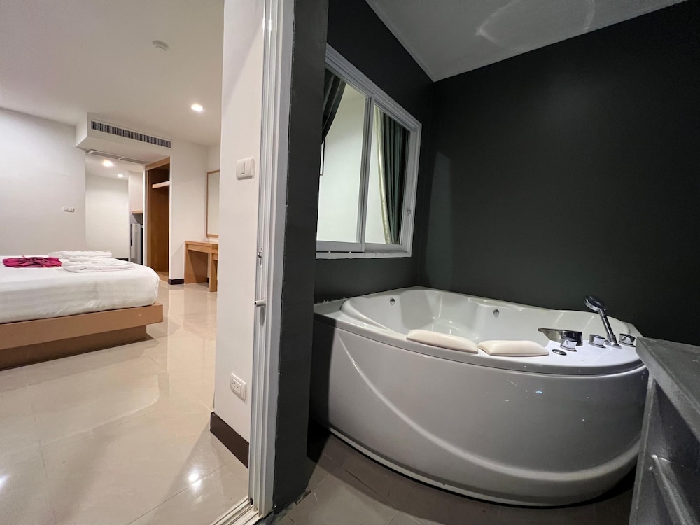 Executive, Studio, King Bed, Zephyr Grand Hotel 6/7