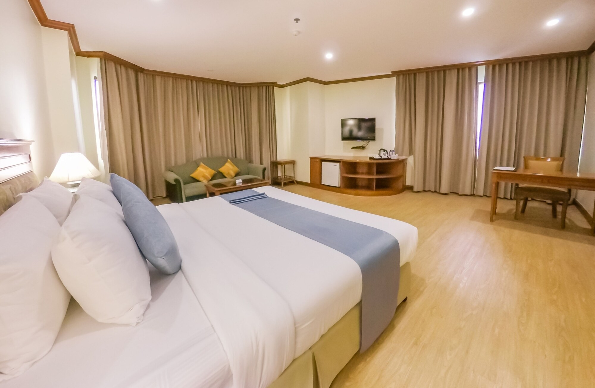GRAND, DELUXE, CORNER