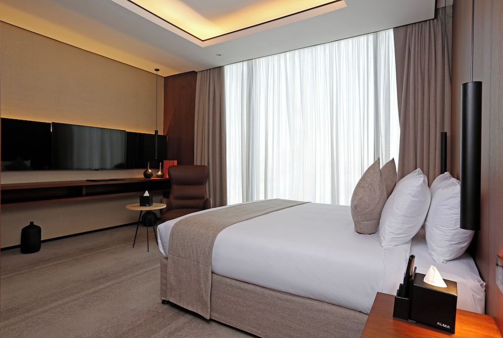 EXECUTIVE, SUITE