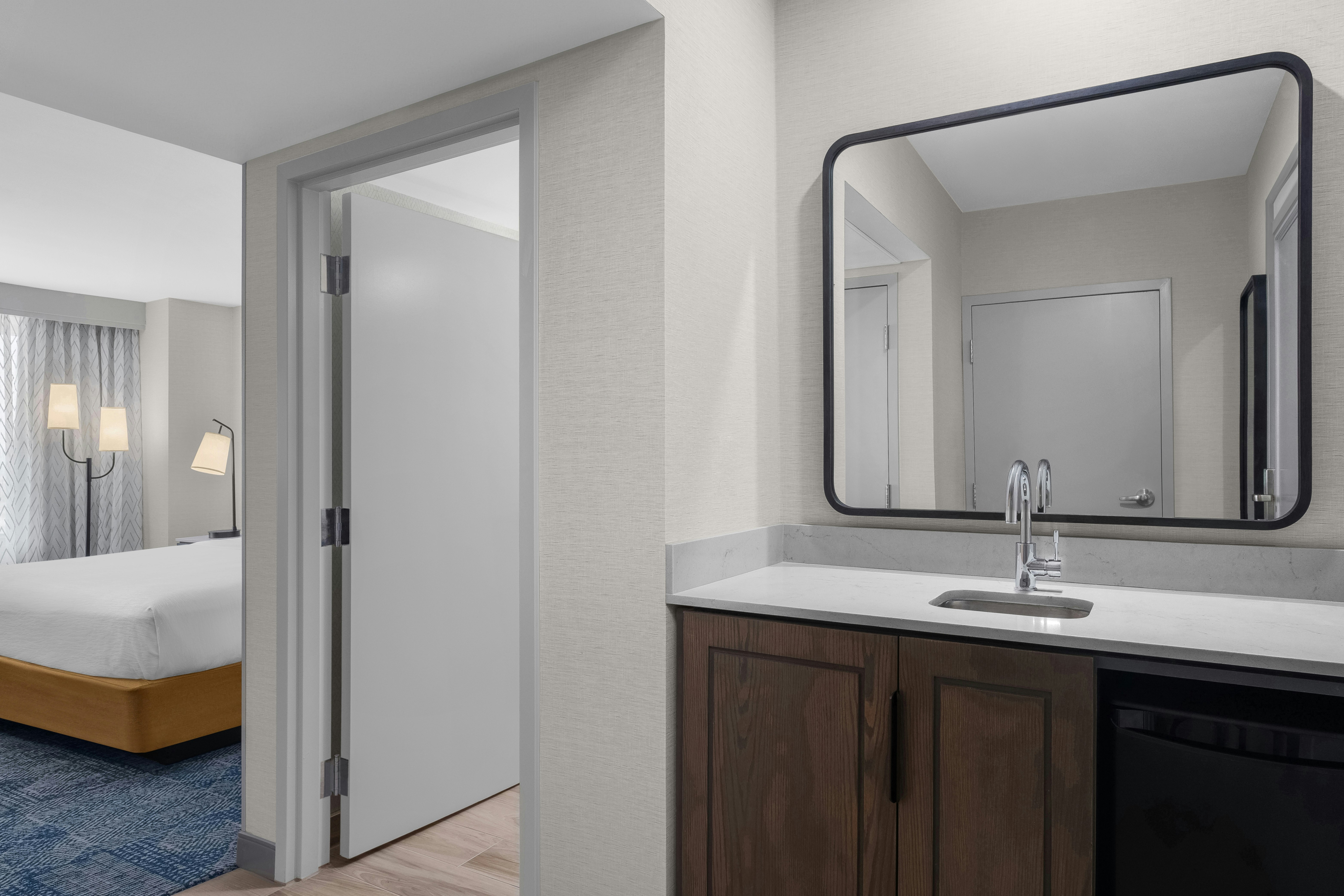 2 ROOMS, SUITE, KING BED