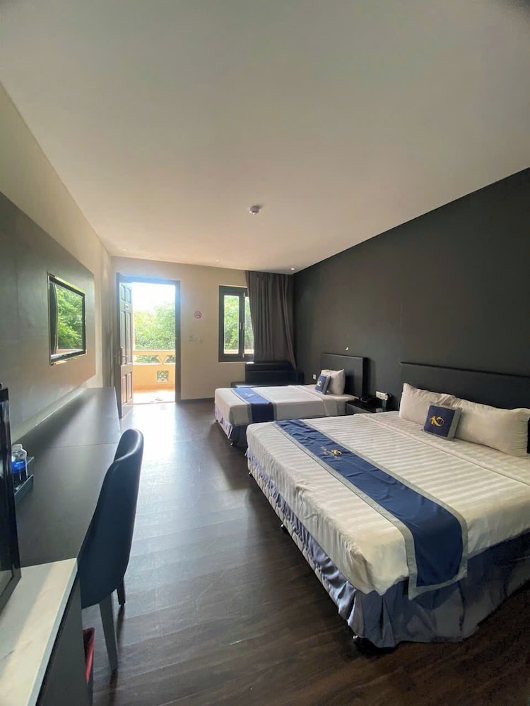 Beachfront Hotel 30/57