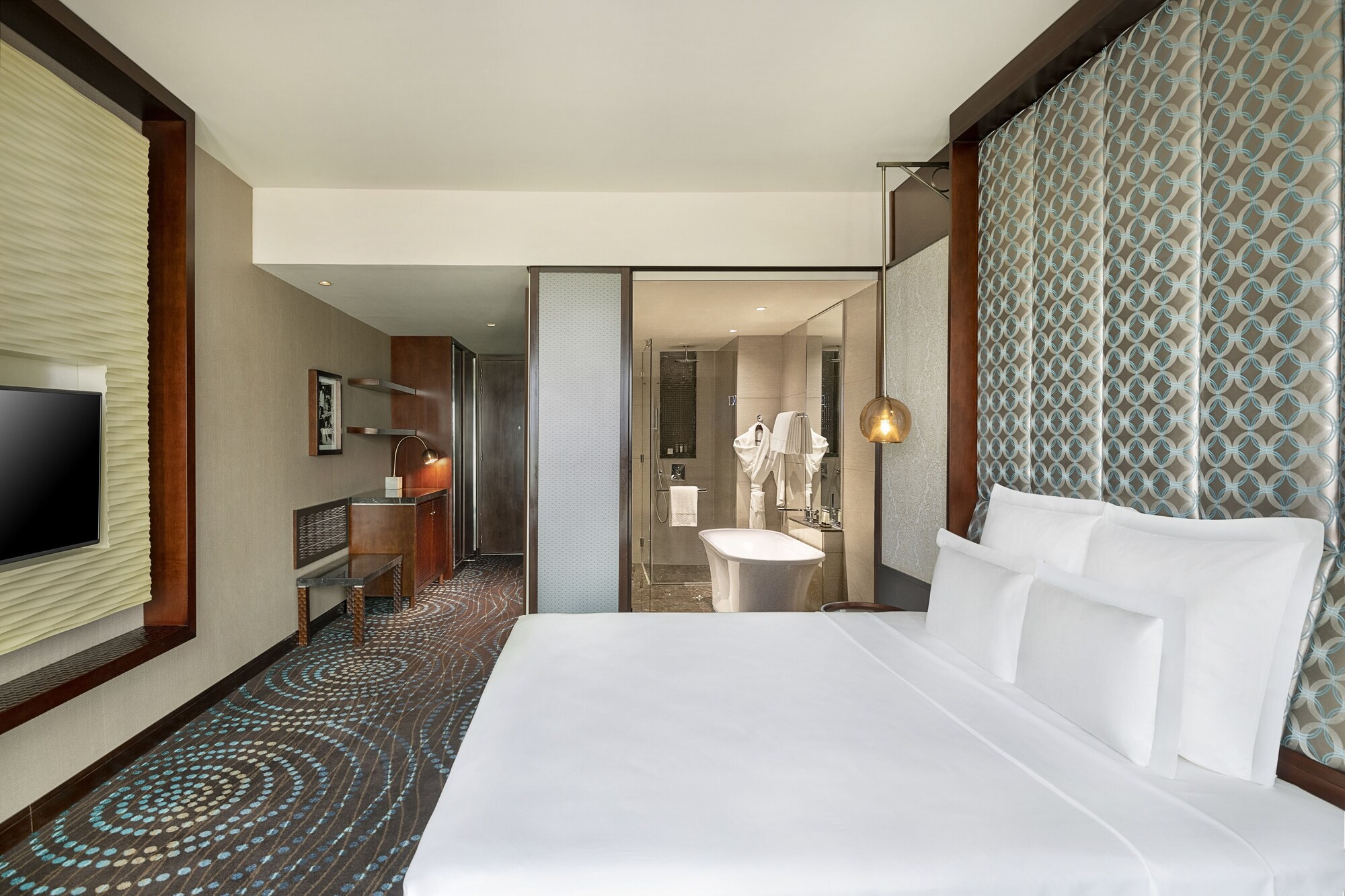 DELUXE, KING BED
