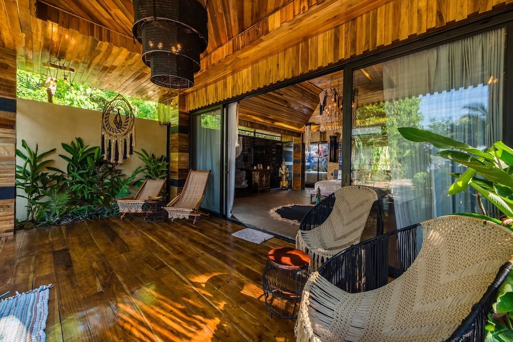 Ocho Artisan Bungalows 11/80