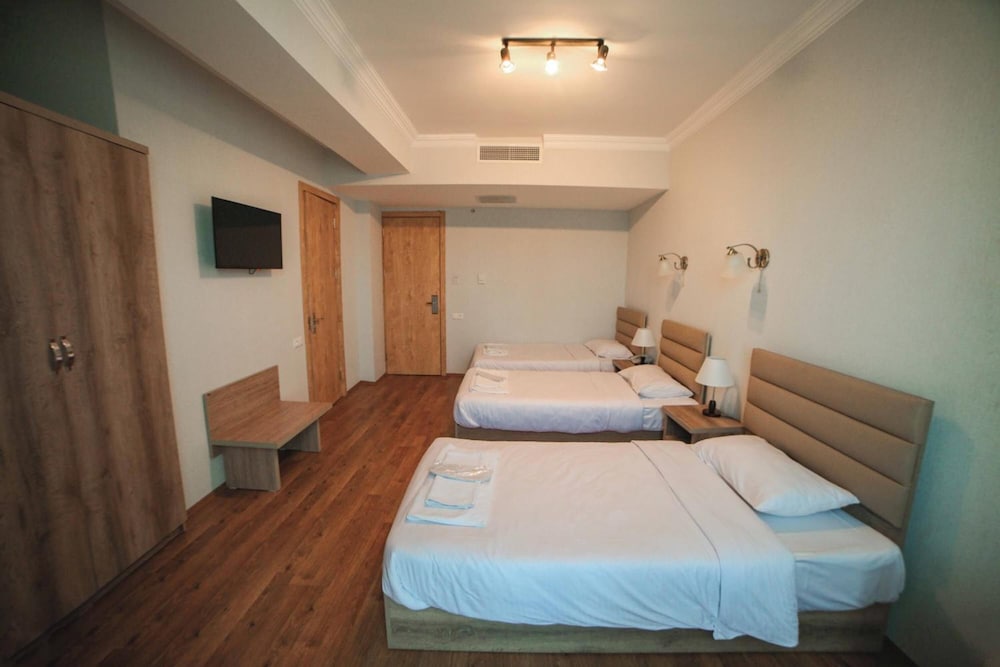 L PLAZA HOTEL 21/63